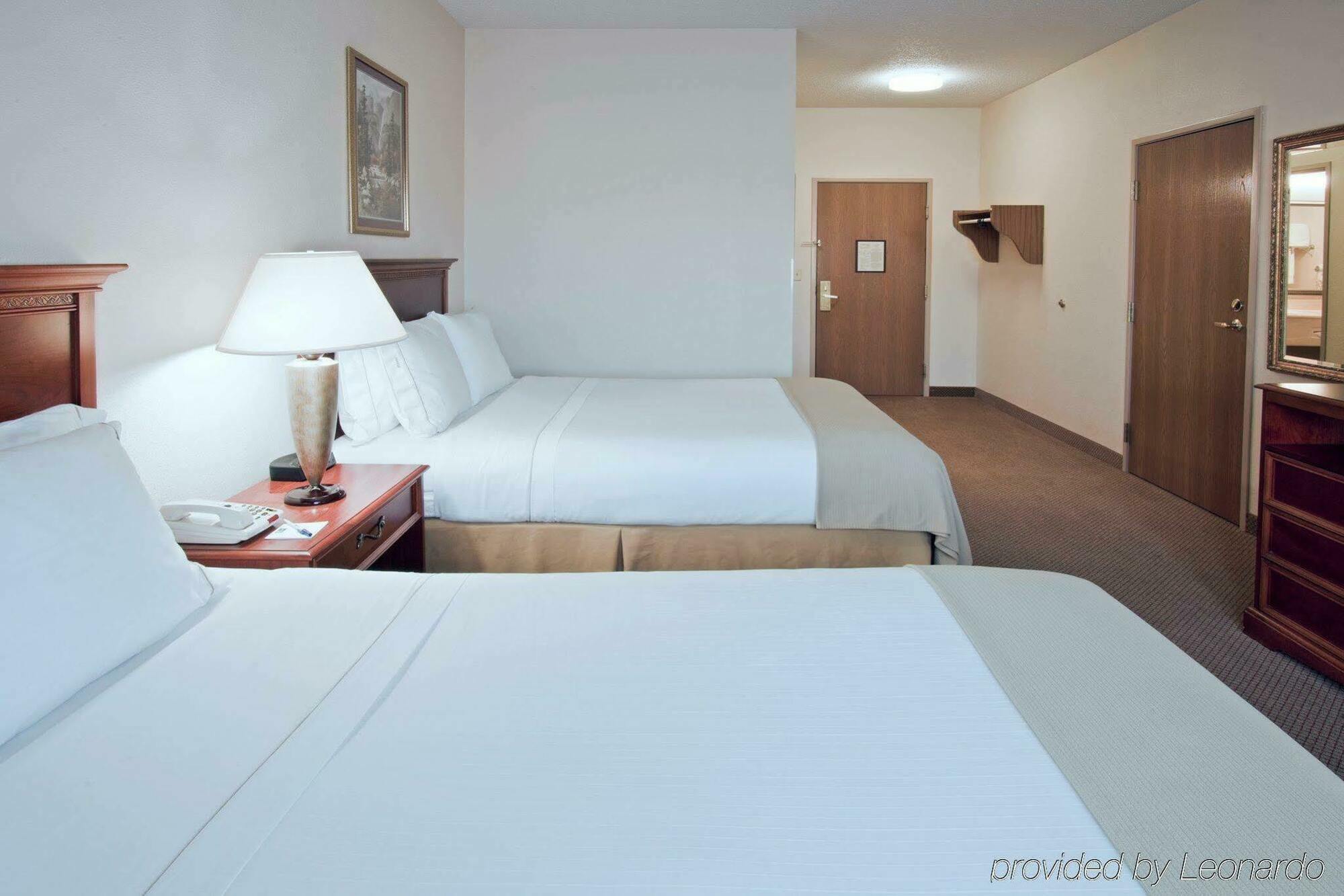 Holiday Inn Express Hotel Howe / Sturgis By Ihg Exterior foto
